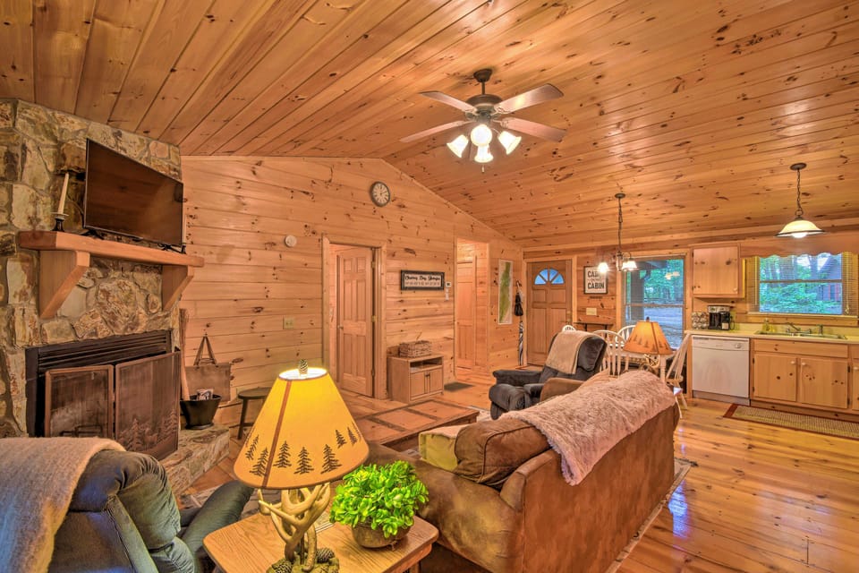 'Pinot & Pine' Chic Log Cabin ~ 5 Mi to Blue Ridge House in Georgia