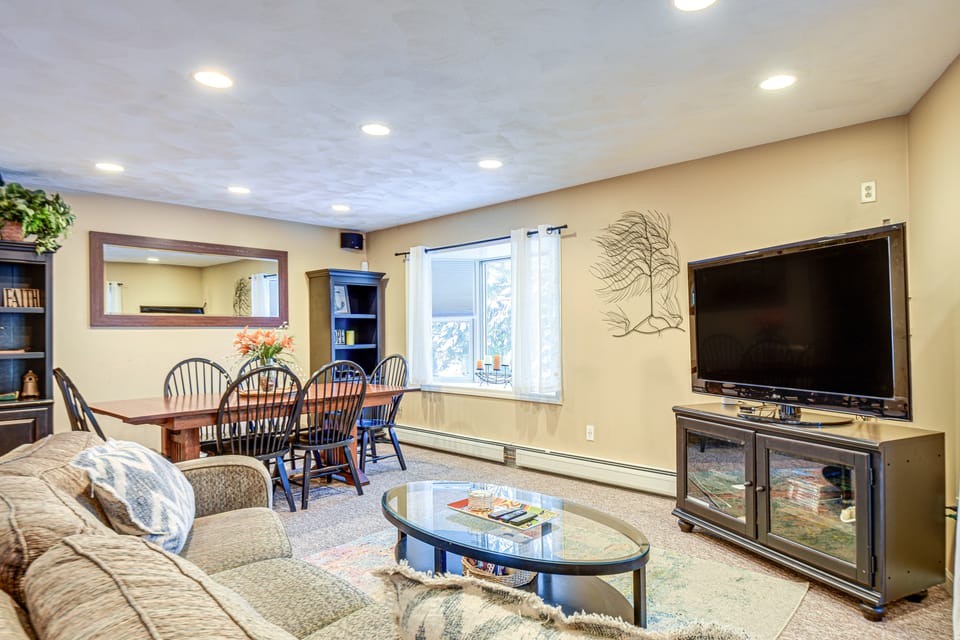 Lakefront Home in Barnstead w/ Seasonal Hot Tub House in Barnstead