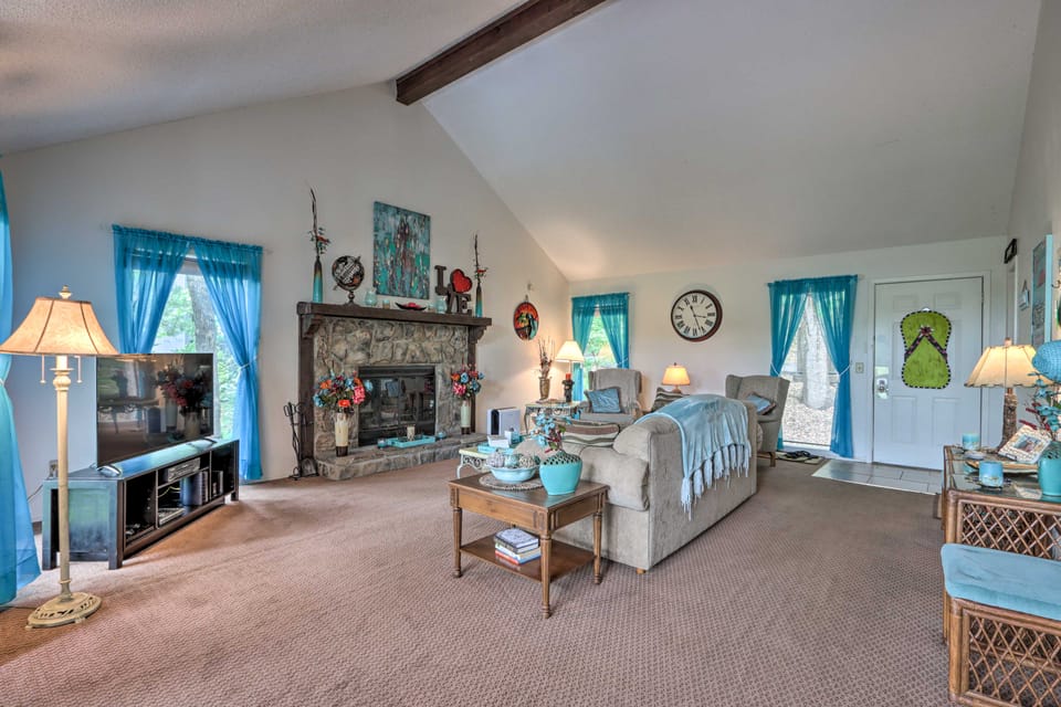 < 1 Mi to Lake! Osage Beach Home w/ Furnished Deck House in Lake of the Ozarks