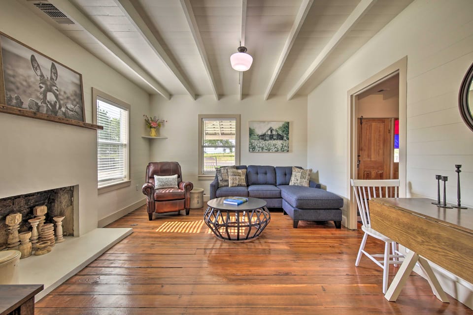 Peaceful Schulenburg Farmhouse w/ Fire Pit & Games House in Texas