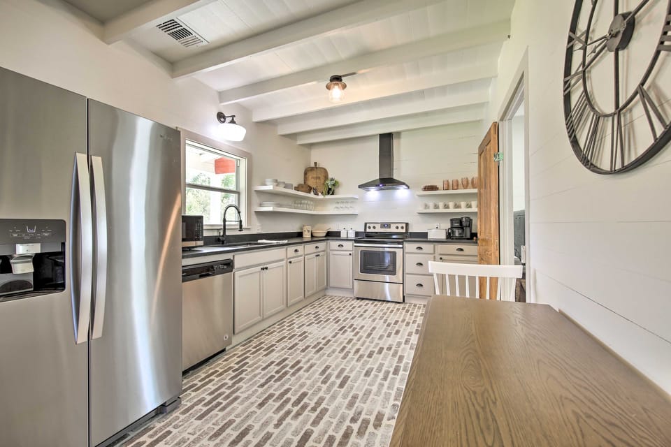 Peaceful Schulenburg Farmhouse w/ Fire Pit & Games House in Texas