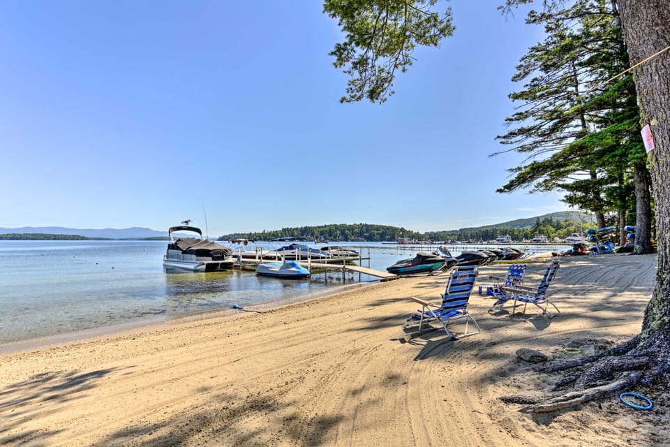 Lake Getaway: Walk Across Street to Private Beach! Apartment in Gilford