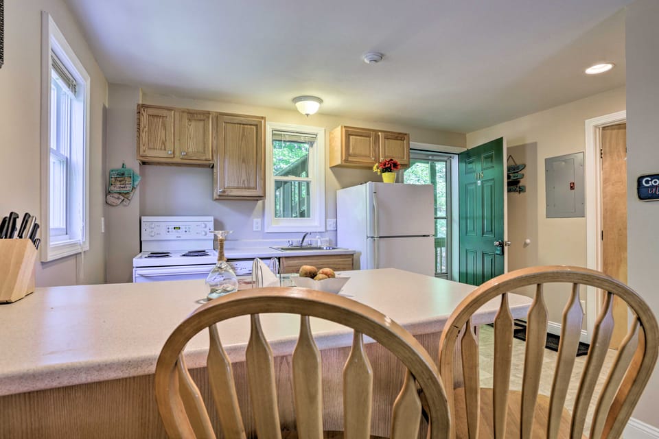 Lake Getaway: Walk Across Street to Private Beach! Apartment in Gilford