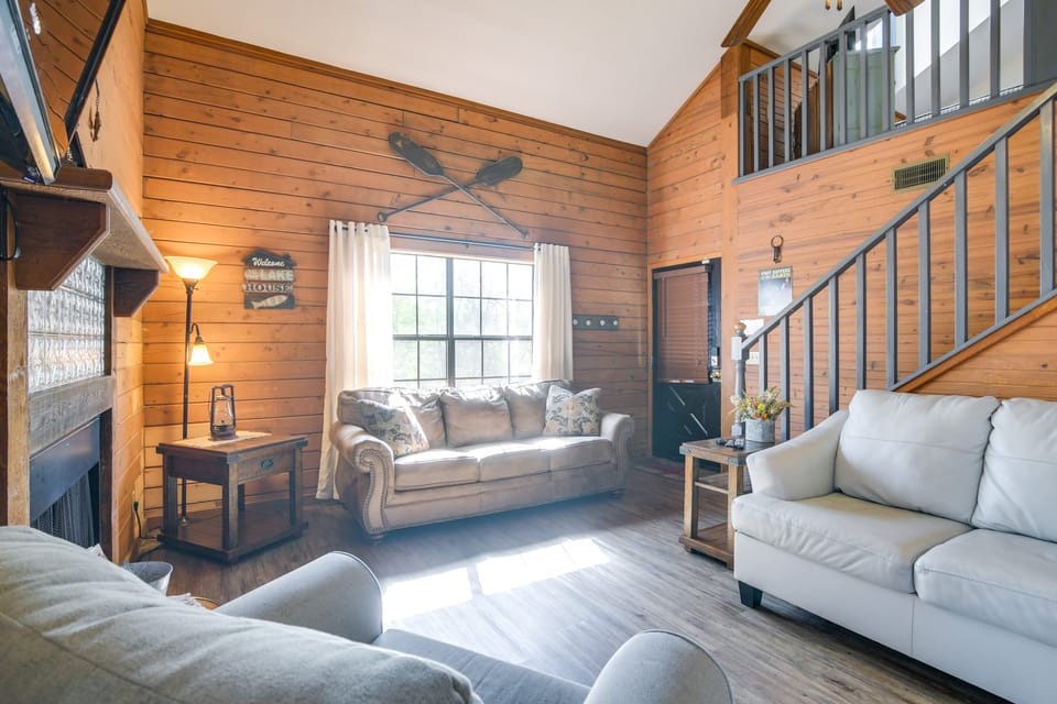 Relax Fireside! Home 8 Mi to Silver Dollar City Apartment in Branson
