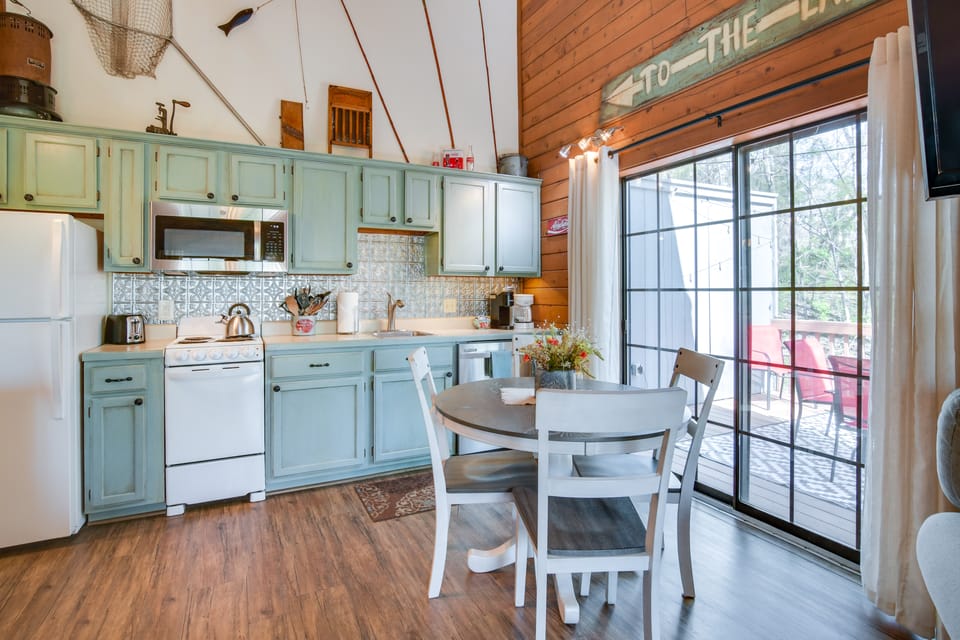 Relax Fireside! Home 8 Mi to Silver Dollar City Apartment in Branson