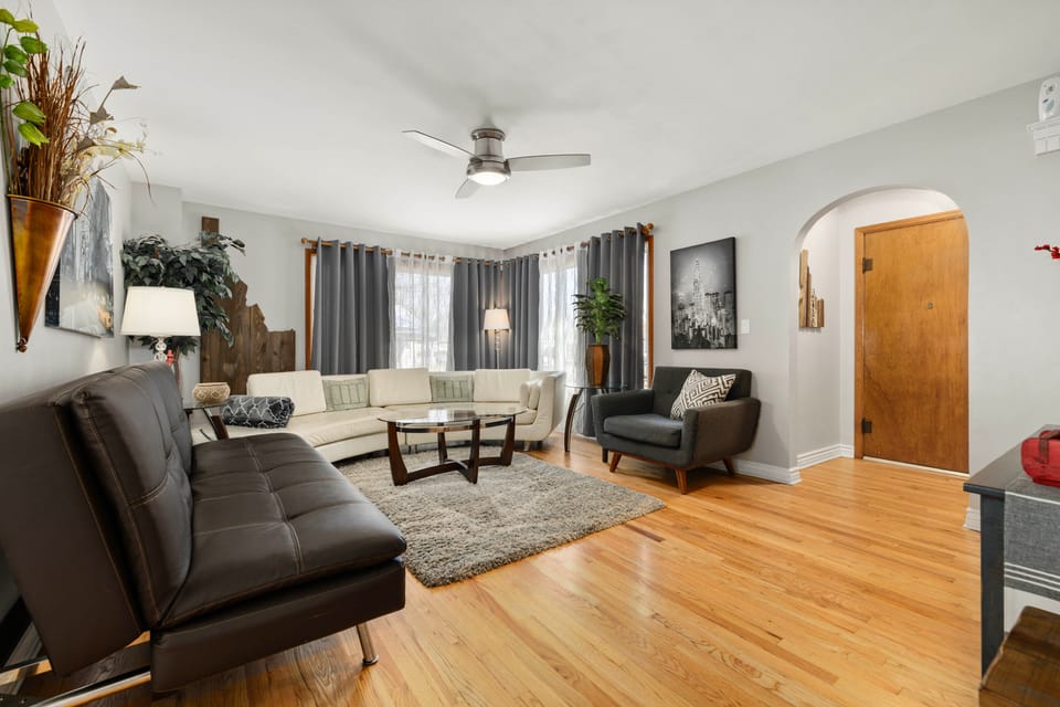 Spacious Family Home w/ Garage Game Room & Office! House in Garden City