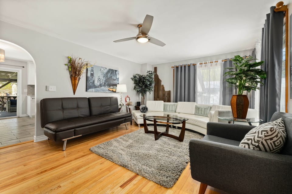 Spacious Family Home w/ Garage Game Room & Office! House in Garden City