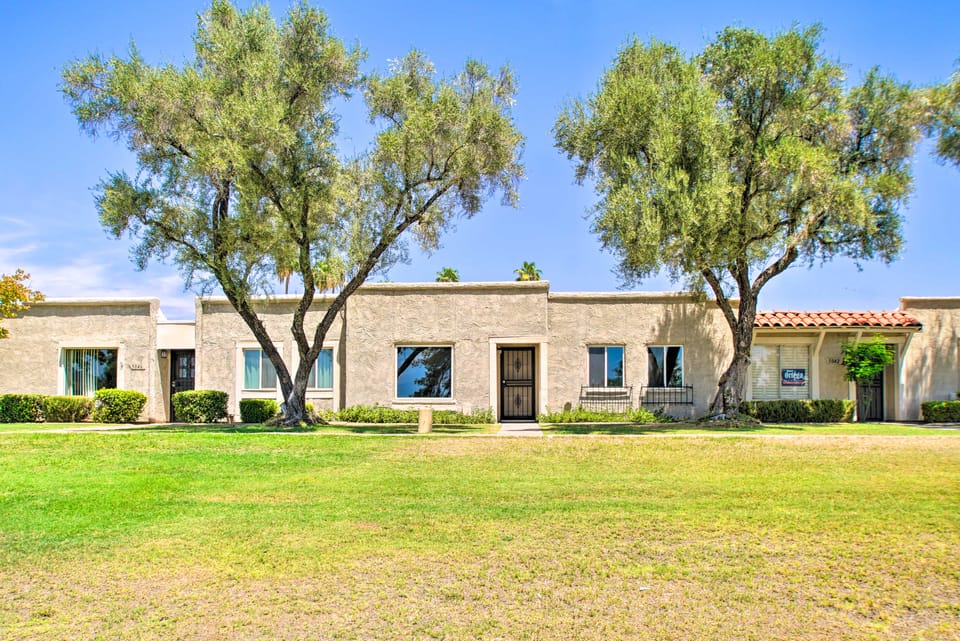 Walk to Trolley & Lake: Sunny Scottsdale Townhome Apartment in Scottsdale