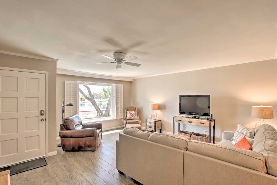 Walk to Trolley & Lake: Sunny Scottsdale Townhome Apartment in Scottsdale