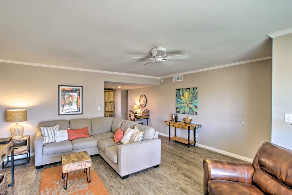 Walk to Trolley & Lake: Sunny Scottsdale Townhome Apartment in Scottsdale