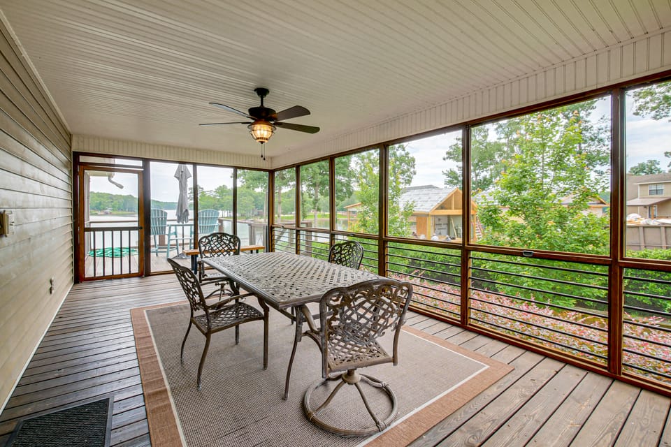 Luxe Lake Sinclair Living: Private Dock & Beach! House in Lake Sinclair