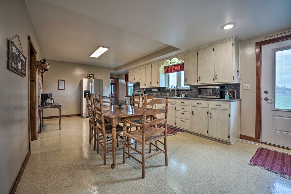 'Rise and Shine Farm' in Goshen w/ BBQ & Fire Pit! House in Indiana