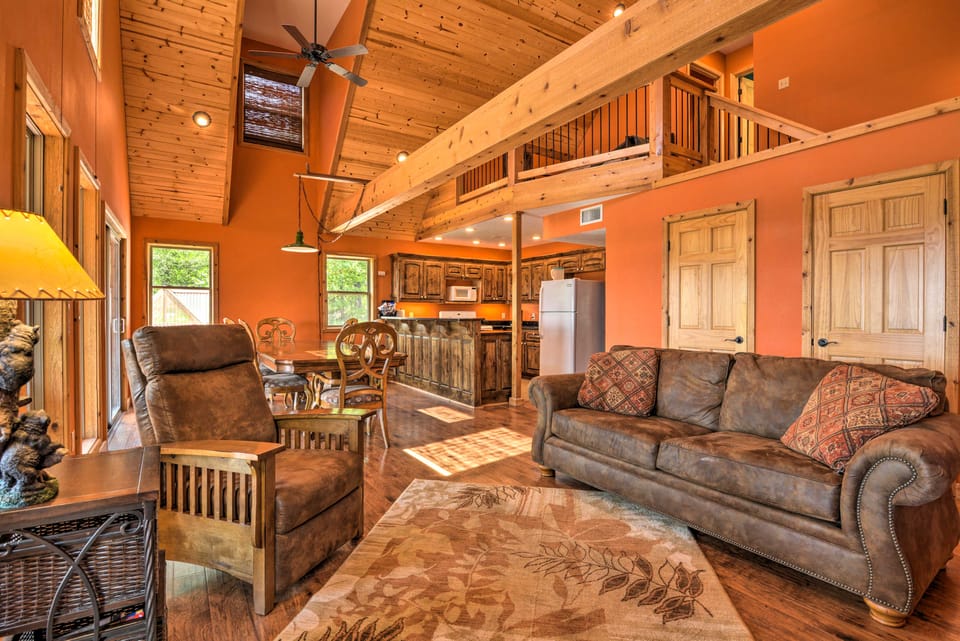 Spacious Log Cabin w/ Fire Pit & Game Room! House in Table Rock Lake