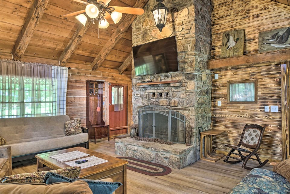 Peaceful Log Cabin Escape Near Table Rock Lake! House in Roaring River Township