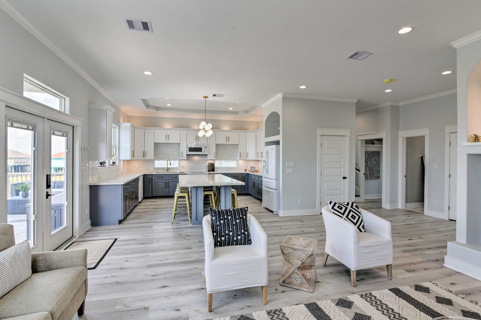 Walk to Crystal Beach: Chic Family Retreat w/ Deck House in Bolivar Peninsula