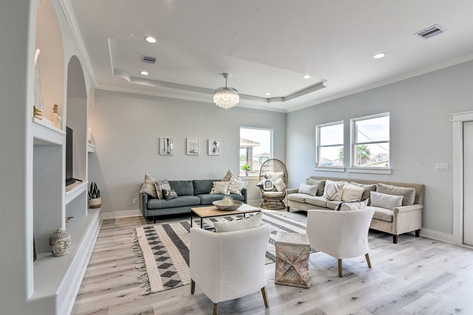 Walk to Crystal Beach: Chic Family Retreat w/ Deck House in Bolivar Peninsula