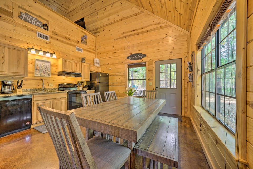 4 Mi to Beavers Bend: Cabin w/ Hot Tub & Games House in Broken Bow
