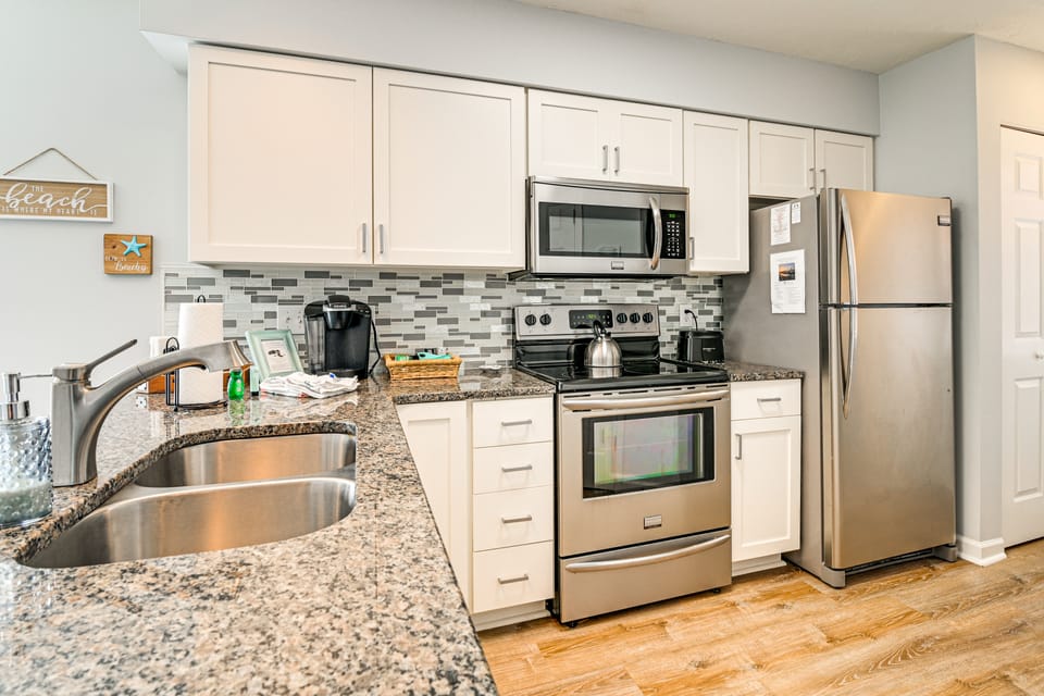Resort Amenity Access: Chic Myrtle Beach Condo! Apartment in Carolina Forest