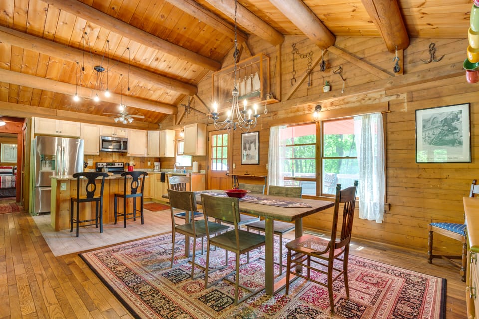 Updated Mtn Cabin on 20 Acres w/ Large Waterfall Apartment in Georgia