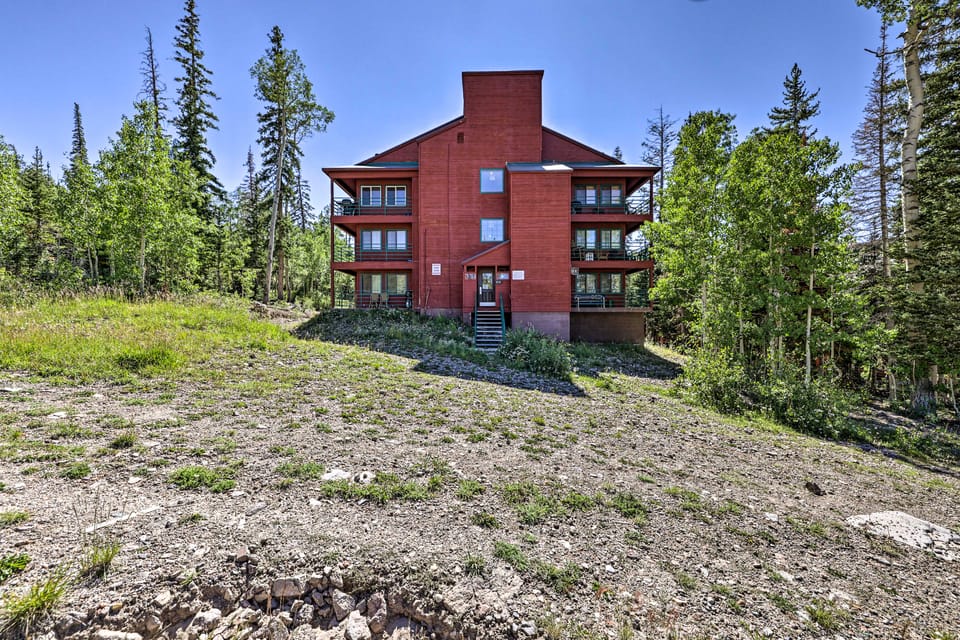 Slopeside Condo with Hot Tub + Game Room Access! Apartment in Brian Head