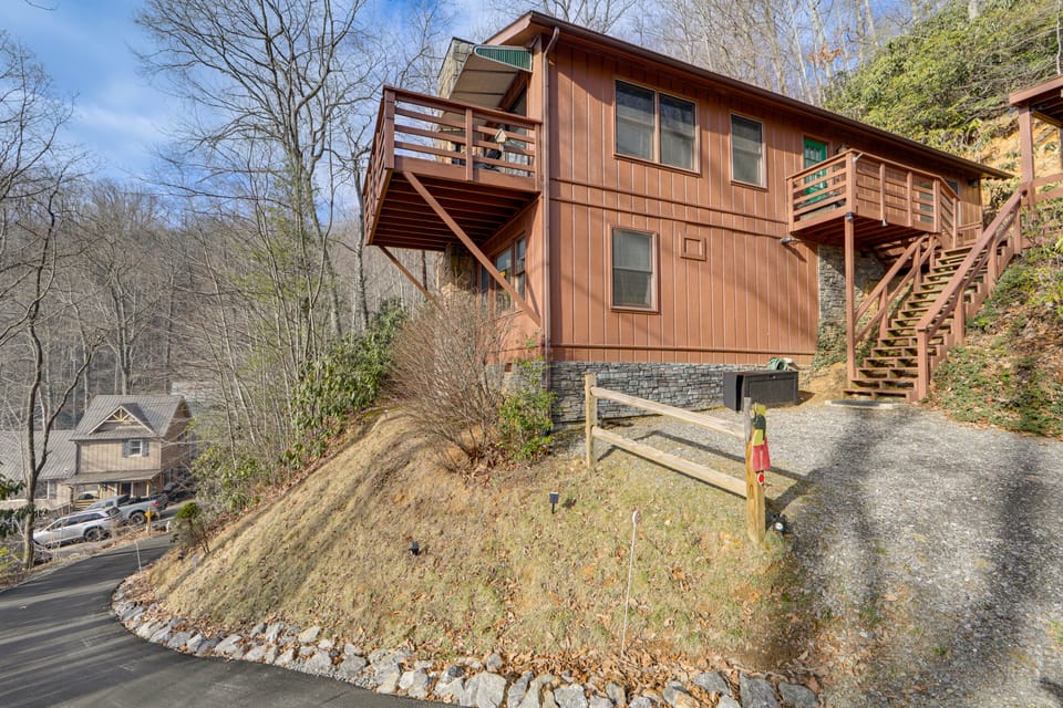 1 Mile to Golfing: Porch w/ Fireplace + Mtn Views! House in Maggie Valley