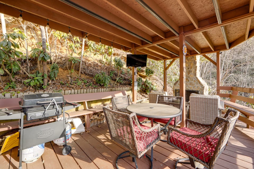 1 Mile to Golfing: Porch w/ Fireplace + Mtn Views! House in Maggie Valley