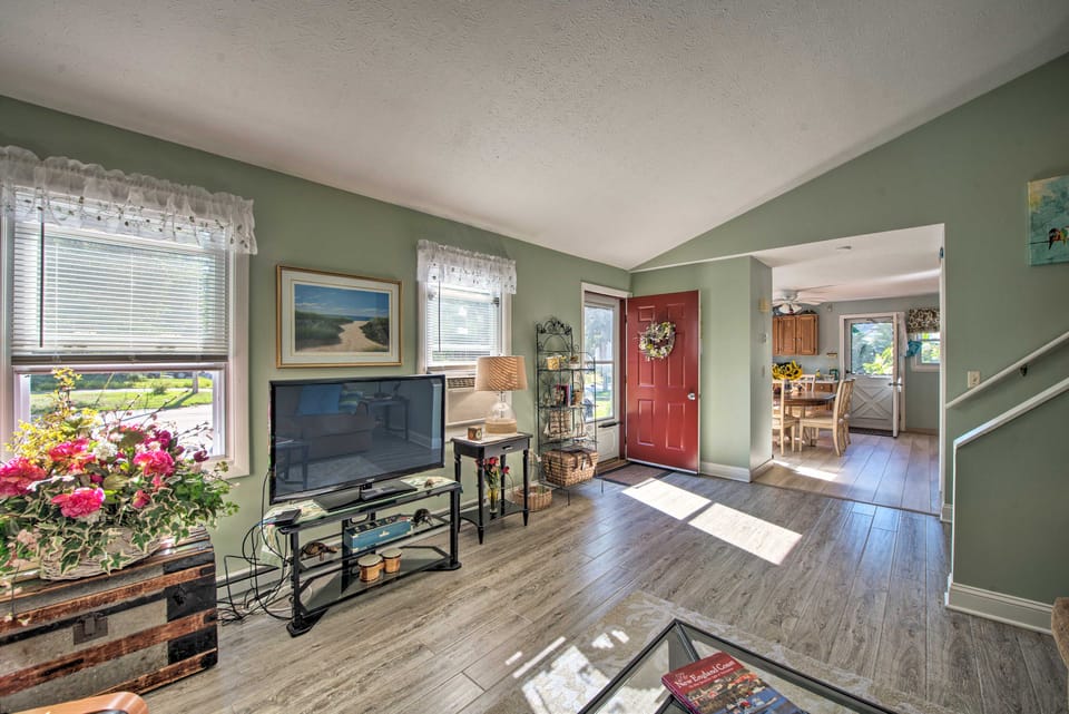 Ideal Narragansett Location w/ Furnished Deck! House in Narragansett Beach