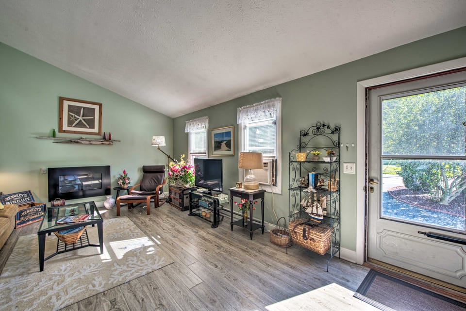 Ideal Narragansett Location w/ Furnished Deck! House in Narragansett Beach