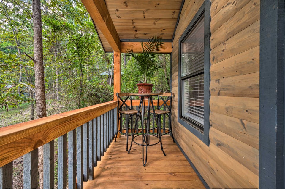Romantic Broken Bow Cabin w/ Jacuzzi & Fire Pit! Apartment in Oklahoma