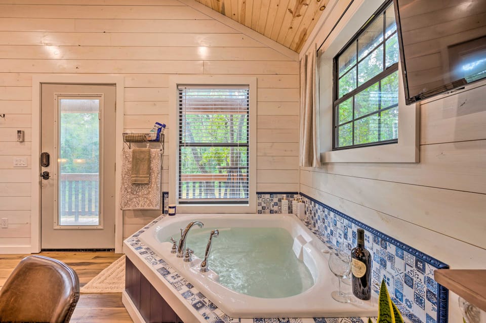 Romantic Broken Bow Cabin w/ Jacuzzi & Fire Pit! Apartment in Oklahoma