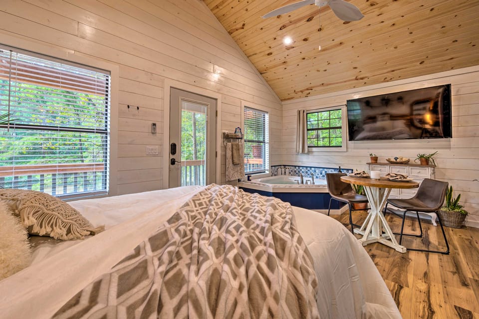 Romantic Broken Bow Cabin w/ Jacuzzi & Fire Pit! Apartment in Oklahoma