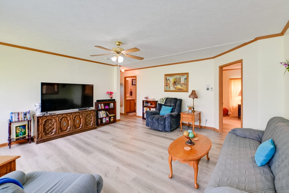 Warm & Inviting Family Home - 2 Mi to Golf Course! House in Tennessee