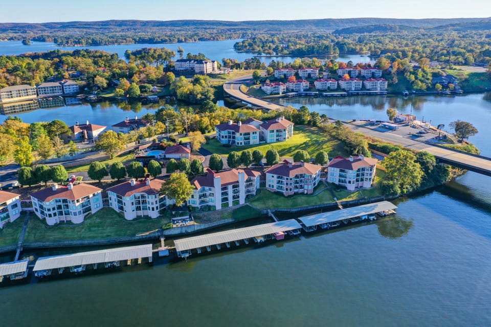 Pool & Dock Access: Lakefront Hot Springs Condo! Apartment in Lake Hamilton