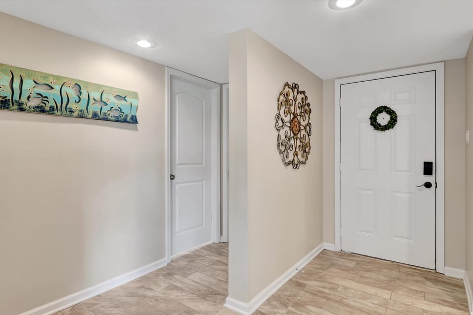 Pool & Dock Access: Lakefront Hot Springs Condo! Apartment in Lake Hamilton