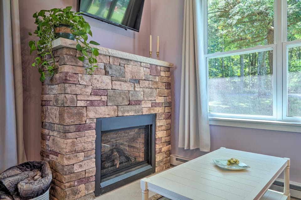 Relax Fireside! Retreat 16 Mi to Camelback Resort Cottage in Pocono Mountains