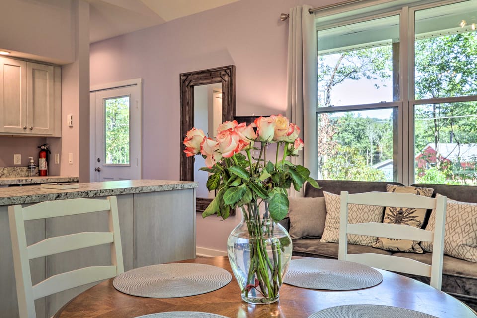 Relax Fireside! Retreat 16 Mi to Camelback Resort Cottage in Pocono Mountains