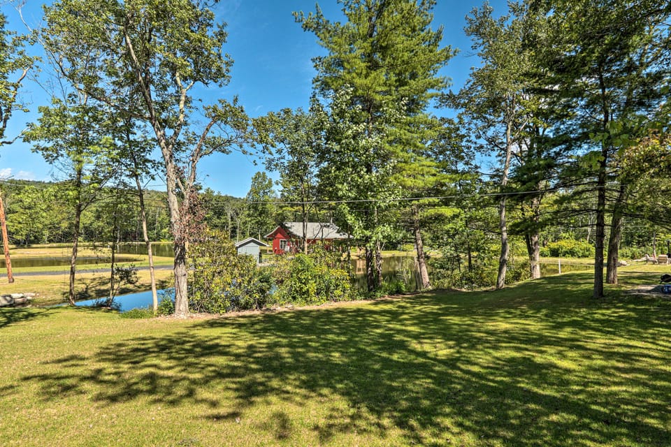 Relax Fireside! Retreat 16 Mi to Camelback Resort Cottage in Pocono Mountains