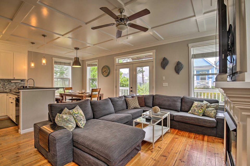 Dog-Friendly Home w/ Deck & Yard ~ Walk to Beach House in Lincoln Beach