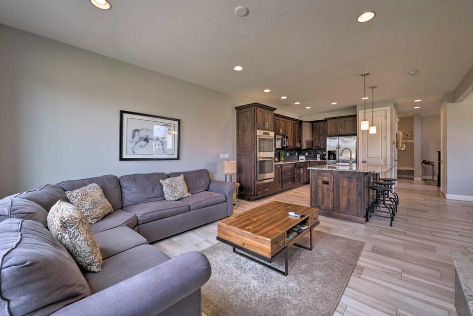 Modern Huntsville Resort Retreat w/ Deck & Hot Tub Apartment in Utah