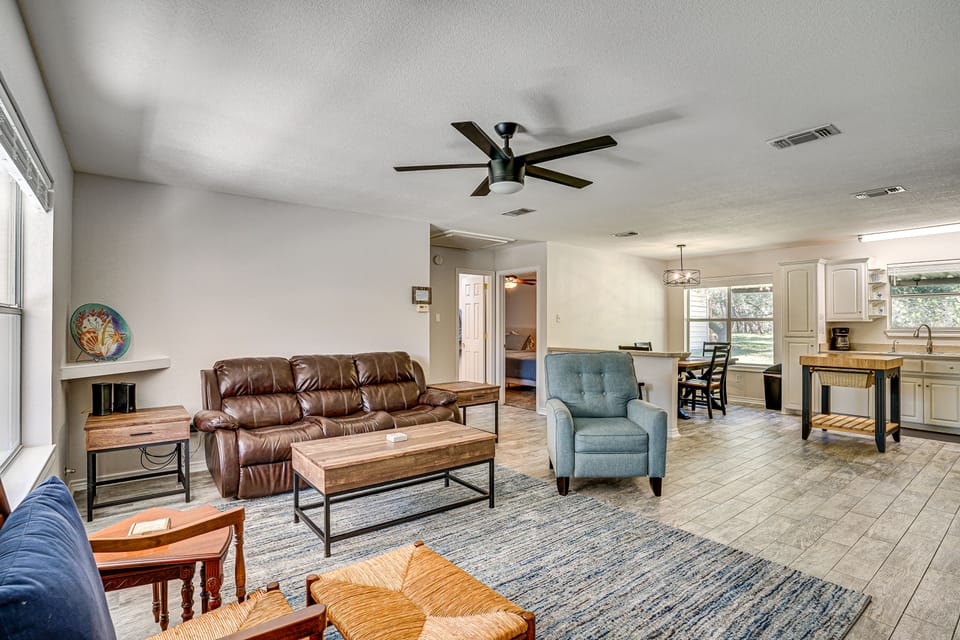 Granbury Cottage, Steps to Lake & Dock! Cottage in Granbury
