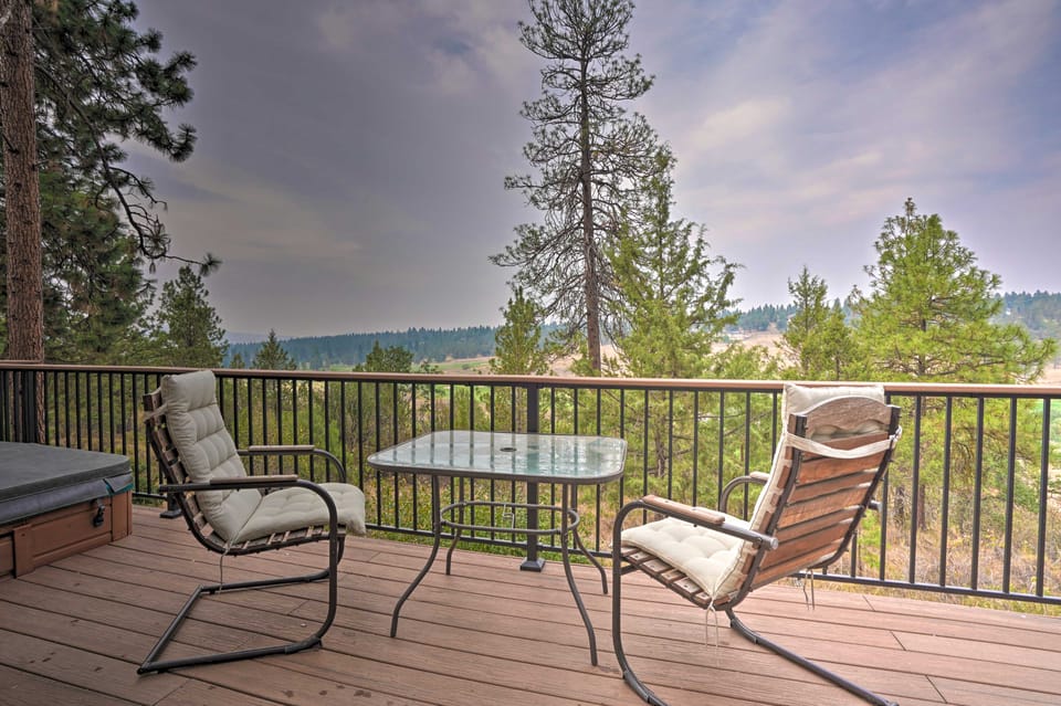 Resort-Style Klamath Falls Home, Golf Course View! Apartment in Oregon