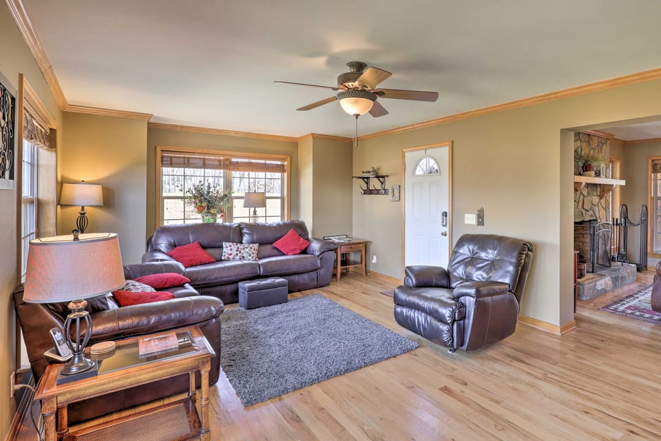 Family Blue Ridge Gem w/ Hot Tub! 1/2 Mi to River House in Virginia