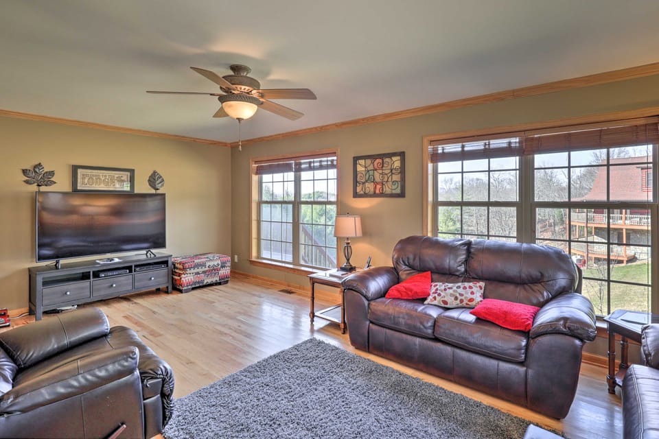Family Blue Ridge Gem w/ Hot Tub! 1/2 Mi to River House in Virginia