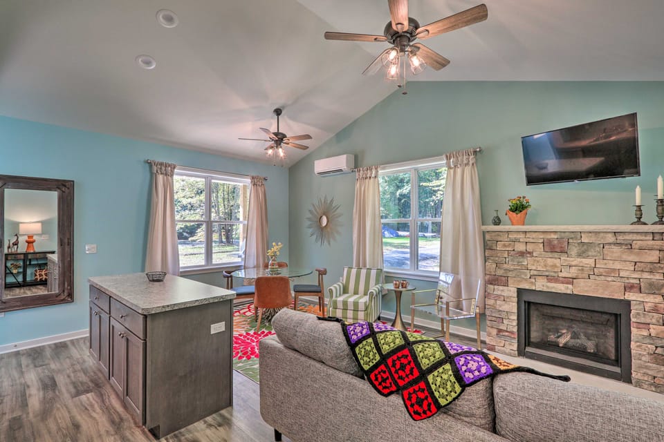 16 Mi to Ski Slopes! Creekside Poconos Cottage Cottage in Pocono Mountains