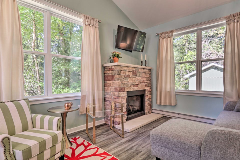 16 Mi to Ski Slopes! Creekside Poconos Cottage Cottage in Pocono Mountains