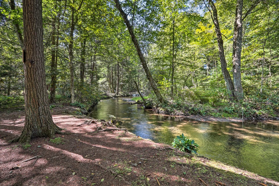 16 Mi to Ski Slopes! Creekside Poconos Cottage Cottage in Pocono Mountains
