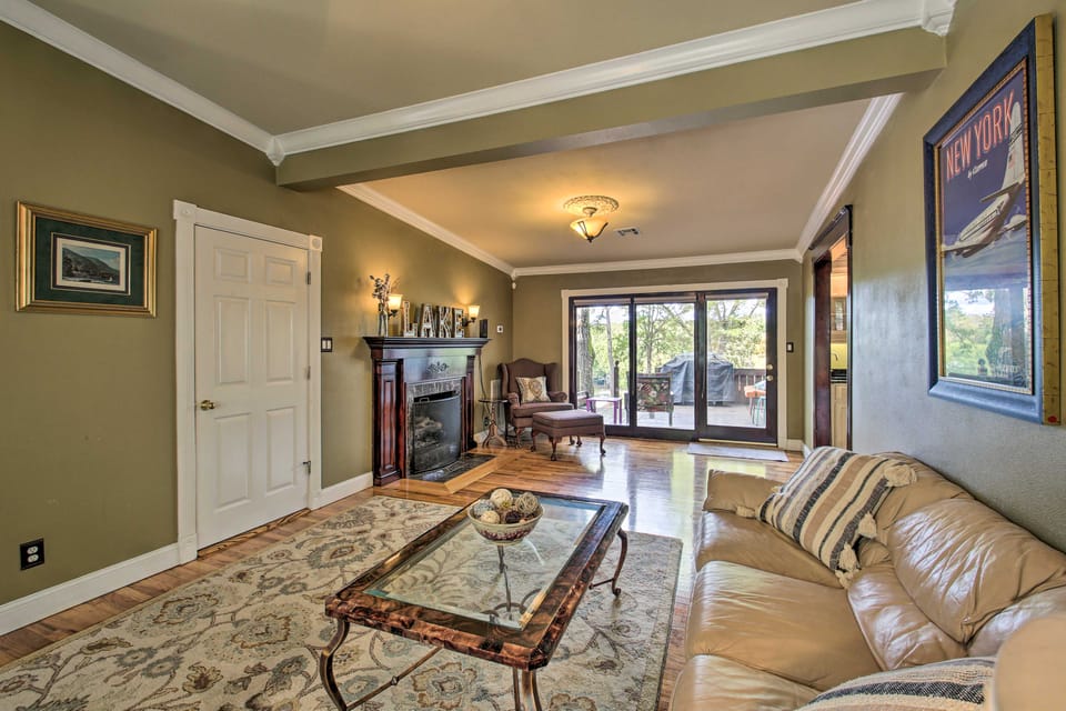 Dock, Hot Tub & Kayaks: Luxe Hot Springs Lakehouse House in Rockwell