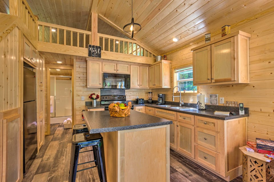 Quaint Mtn Cabin: Tiny Living Near Big Adventure House in Tennessee