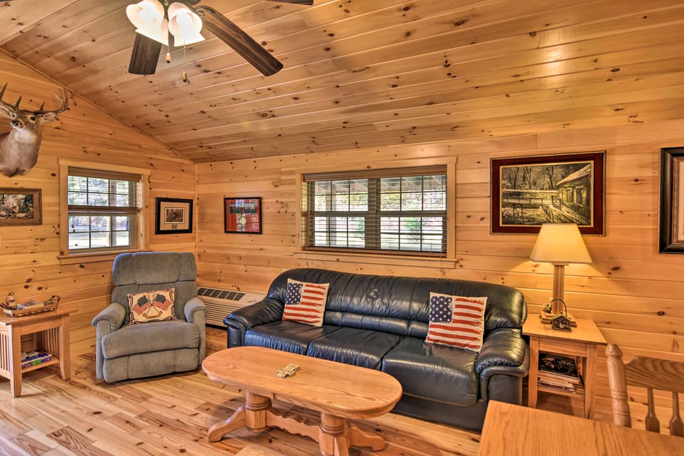 Cozy ‘Anchors Away’ Cabin Hideaway w/ Fire Pit! House in Shenandoah Valley