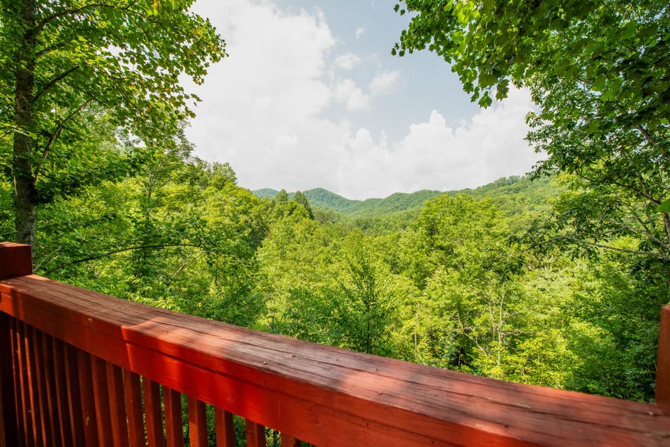 Hot Tub • Private Mtn-View Deck • Family Cabin House in Stecoah